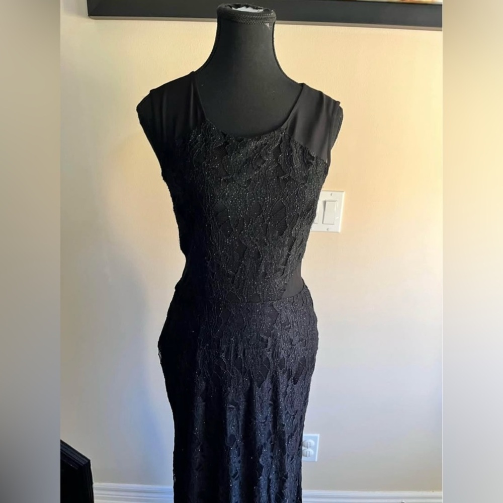 Elegant Black Lace Evening Dress - Picture 4 of 7
